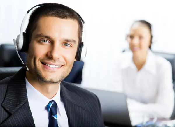 Klant ondersteuning telefoon operator op kantoor — Stockfoto