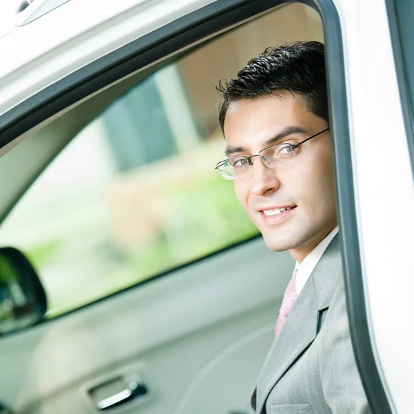Biznesmen w samochodzie — Zdjęcie stockowe