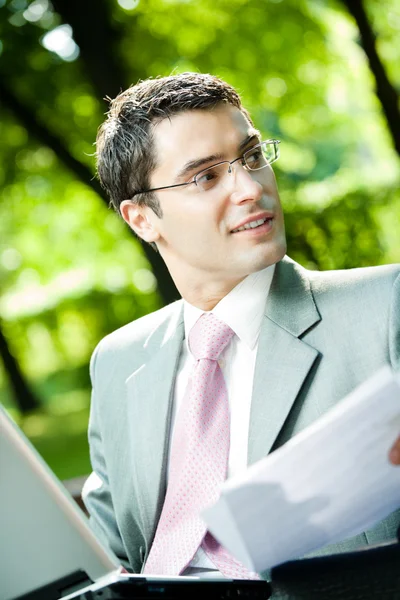 Businessman working with laptop, outdoors — Stock Photo, Image