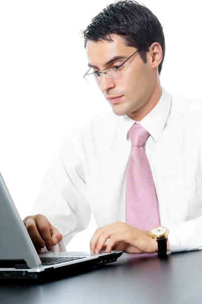 Бизнесмен в очках, работающий с ноутбуком, изолирован — стоковое фото