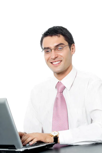 Jonge gelukkig lachend zakenman in glazen werken met laptop, — Stockfoto