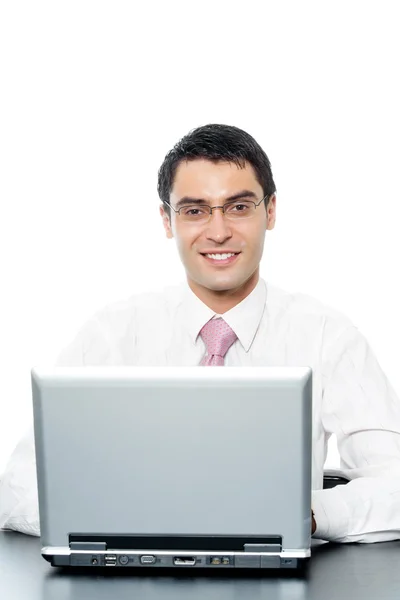 Jonge gelukkig lachend zakenman in glazen werken met laptop, — Stockfoto