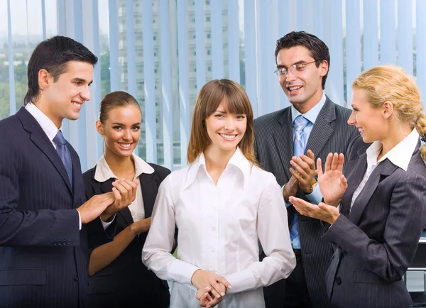 Succesvolle gelukkig zakenvrouw en businessteam op kantoor — Stockfoto