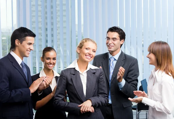Succesvolle gelukkig zakenvrouw en businessteam op kantoor — Stockfoto