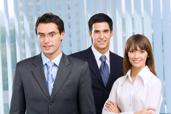 Porträtt av glad framgångsrikt företag teamet på kontoret — Stockfoto
