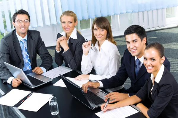 Úspěšný obchodní tým plánování nebo debaty v kanceláři — Stock fotografie