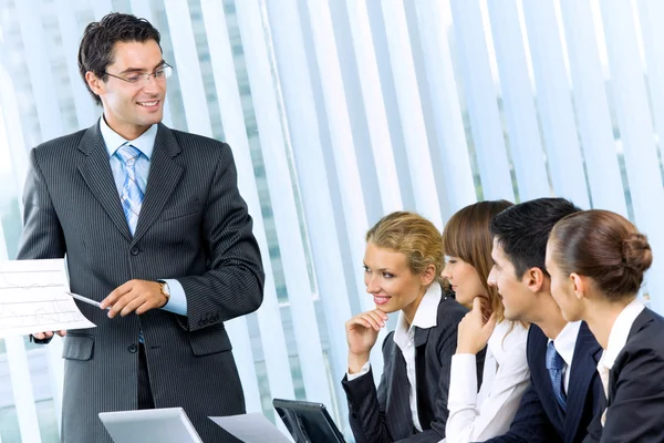 Empresários em reuniões de negócios, seminários ou conferências — Fotografia de Stock