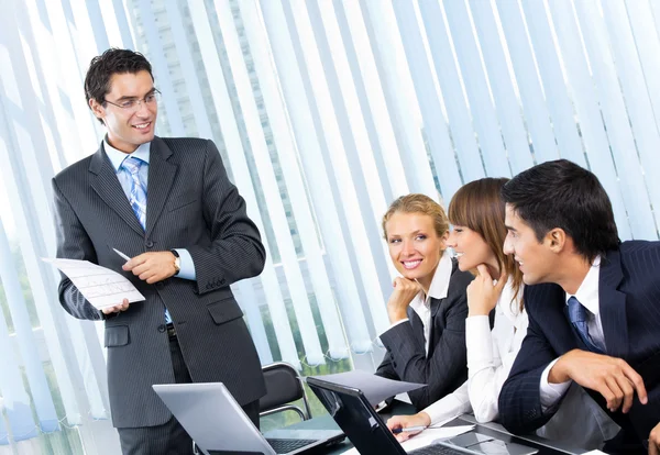 Geschäftsleute bei Geschäftstreffen, Seminaren oder Konferenzen — Stockfoto