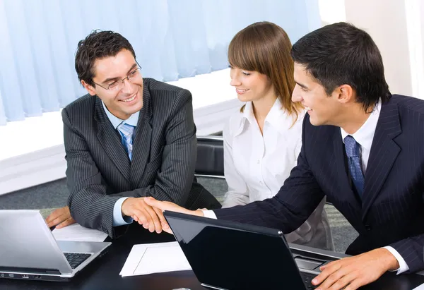 Succesvolle business team samen te werken op kantoor — Stockfoto