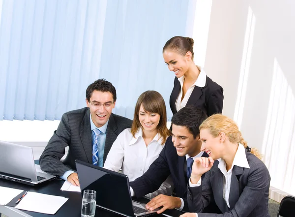 Framgångsrik verksamhet team som arbetar tillsammans på kontoret — Stockfoto