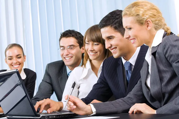 Framgångsrik verksamhet team som arbetar tillsammans på kontoret — Stockfoto