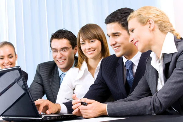 Succesvolle business-team samen te werken op kantoor — Stockfoto