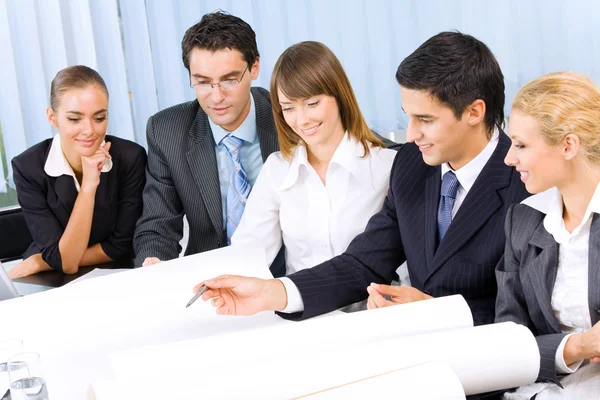 Framgångsrika företag-team arbetar tillsammans på kontoret — Stockfoto