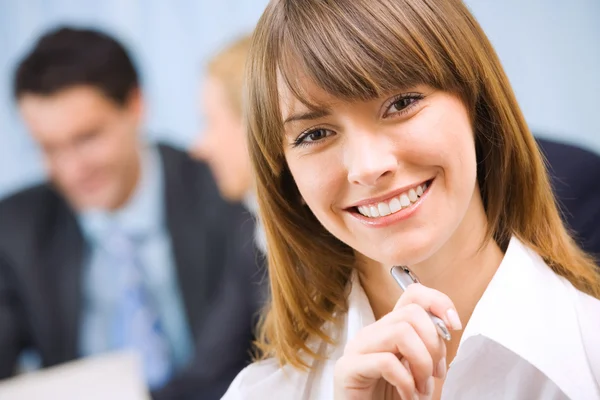 Porträtt av framgångsrik affärskvinna och business-teamet på kontoret — Stockfoto