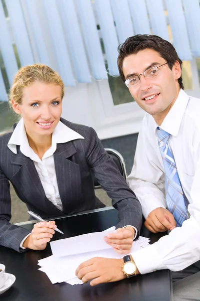 Twee zakenmensen samen te werken op kantoor — Stockfoto