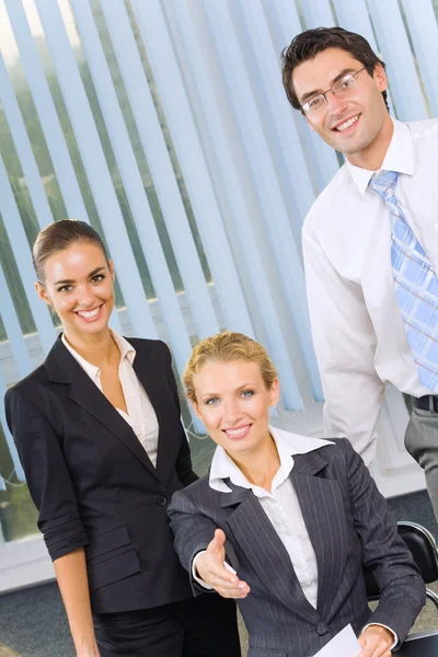 Retrato de alegre equipe de negócios bem sucedida no escritório — Fotografia de Stock