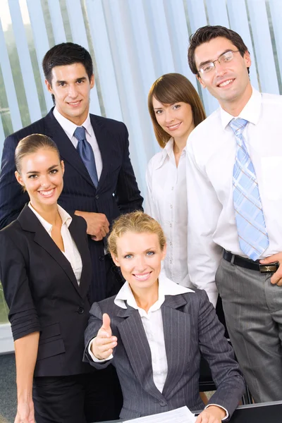 Portret van vrolijke succesvol bedrijf team op kantoor — Stockfoto