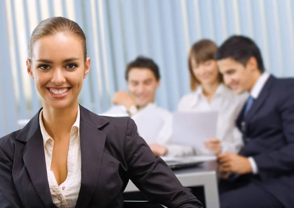 Portret van succesvolle zakenvrouw en zakelijke team op kantoor — Stockfoto