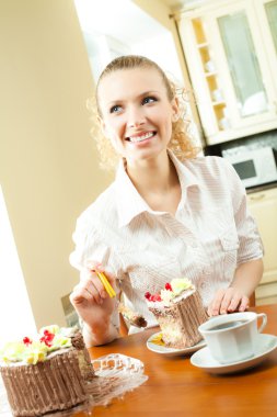 Torte evde yemek genç mutlu gülümseyen güzel genç kadın