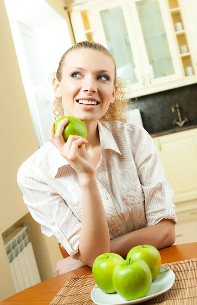 Νεαρή ευτυχής χαμογελαστό γυναίκα με το μήλο, στο σπίτι — Φωτογραφία Αρχείου
