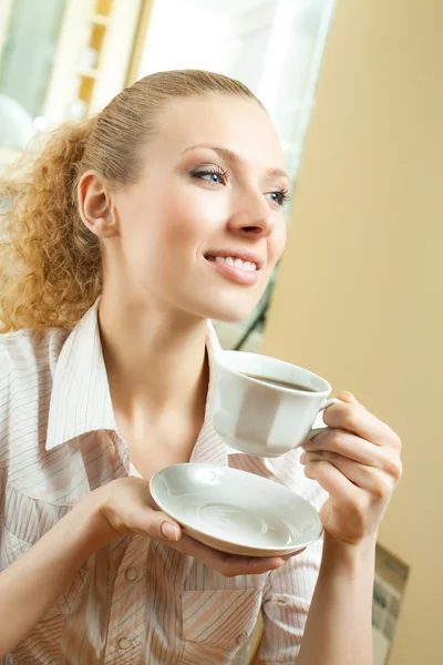 Jonge lachende vrouw drinken koffie, thuis — Stockfoto