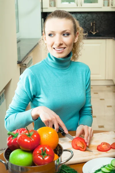 Főzés a zöldségek, otthon, boldog mosolygó nő portréja — Stock Fotó