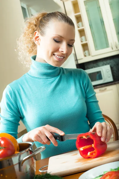 Retrato de feliz mujer sonriente cocinando con verduras, en casa — Foto de Stock