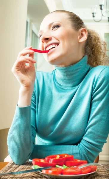 Joven mujer feliz sonriente con ensalada fegetaria —  Fotos de Stock
