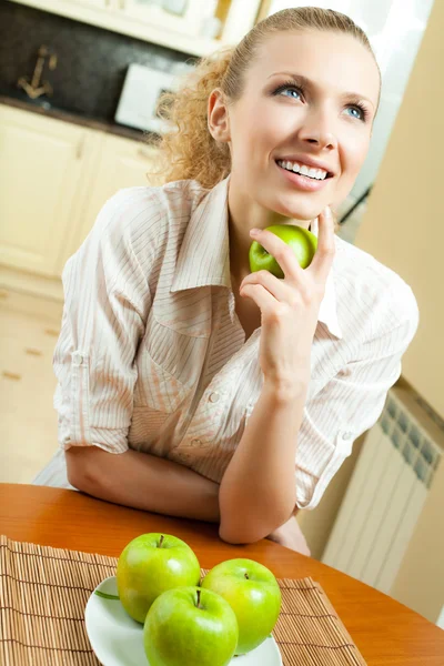 Νεαρή ευτυχής χαμογελαστό γυναίκα με μήλα, στο σπίτι — Φωτογραφία Αρχείου