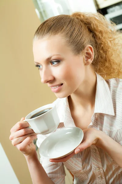 Fiatal, mosolygós nő kávét inni, otthon — Stock Fotó