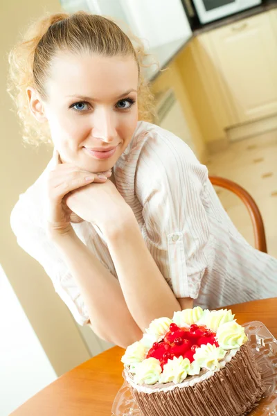 Młody szczęśliwy uśmiechający się piękna młoda kobieta jedzenie tort — Zdjęcie stockowe