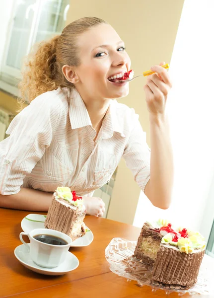 Jonge gelukkig lachend mooie jonge vrouw eten torte — Stockfoto