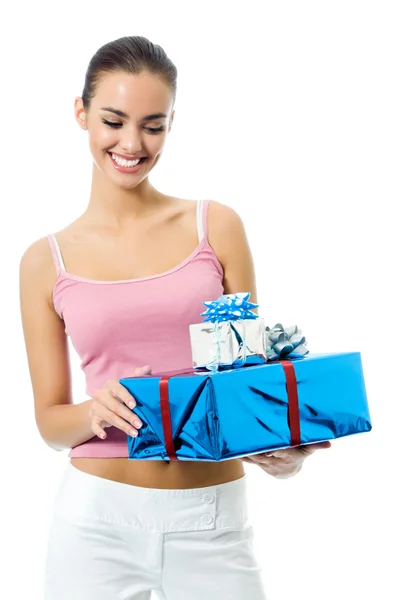 Jonge lachende vrouw met geschenk, geïsoleerd — Stockfoto