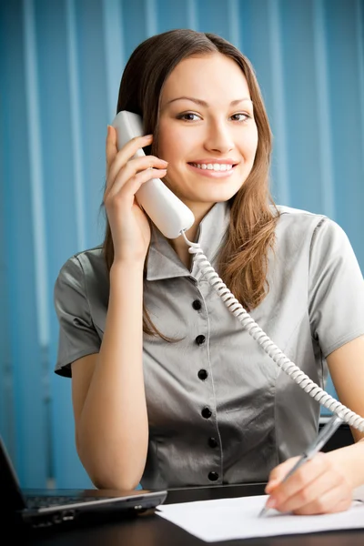 Affärskvinna med telefon och dokument som arbetar på kontor — Stockfoto