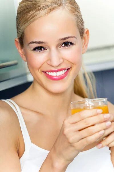 Ritratto di donna con succo d'arancia, indoor — Foto Stock