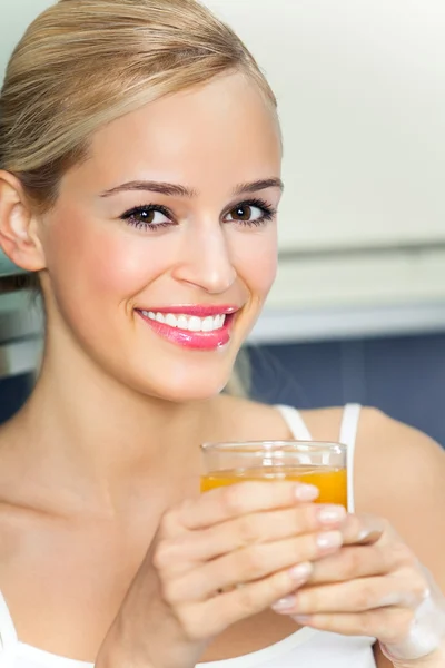 Ritratto di donna con succo d'arancia, indoor — Foto Stock
