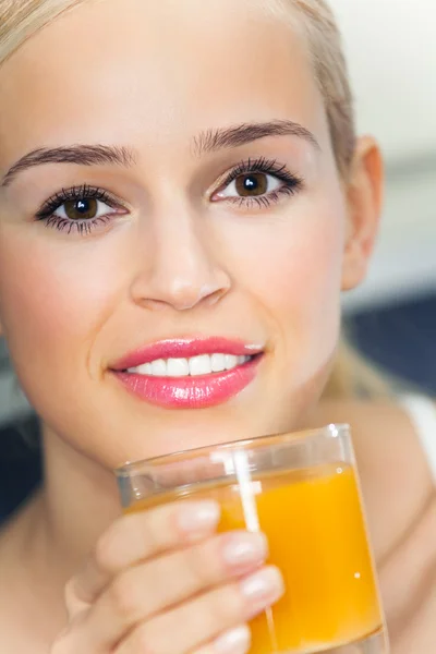 Porträtt av kvinna med apelsinjuice, inomhus — Stockfoto