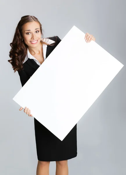 Affärskvinna visar skylt, över grå — Stockfoto
