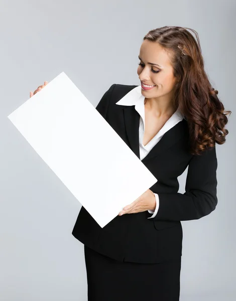 Empresária mostrando tabuleta, sobre cinza — Fotografia de Stock