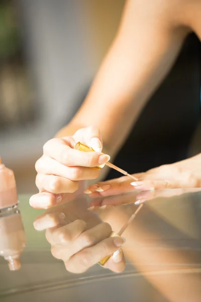 Immagine di una giovane donna che fa la manicure — Foto Stock