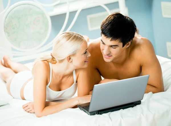 Giovane coppia che lavora con il computer portatile — Foto Stock