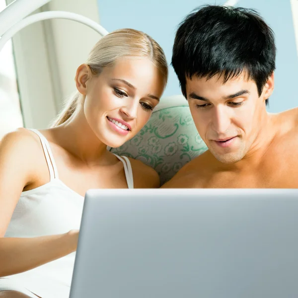 Молодая пара работает с ноутбуком — стоковое фото