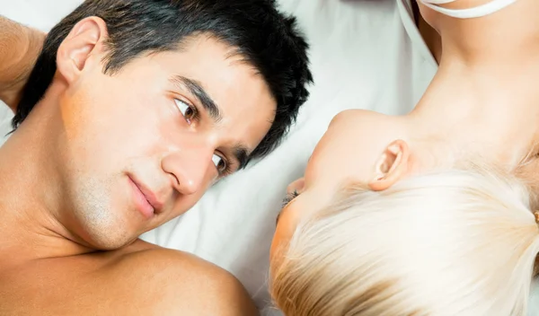 Fiatal gyönyörű pár szeretkezett az ágyban — Stock Fotó