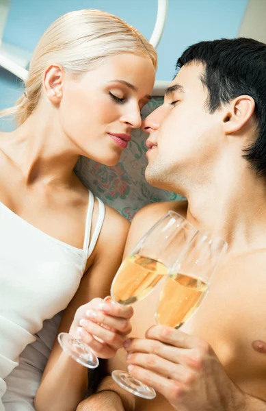 Młoda para zadowolony z szampanem — Zdjęcie stockowe