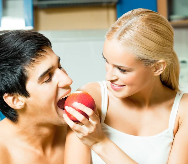 Casal brincando comer maçã — Fotografia de Stock