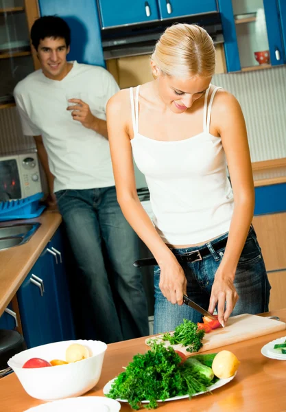 Casal fazendo salada em casa — Fotografia de Stock