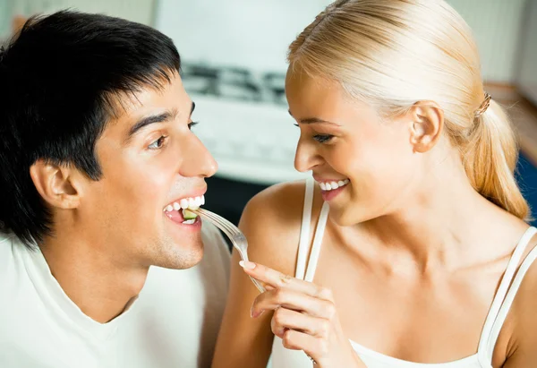 Jovem casal feliz comer salada — Fotografia de Stock