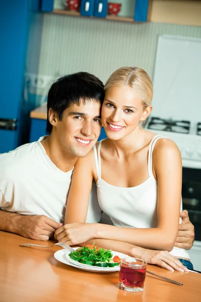 Par med sallad hemma — Stockfoto