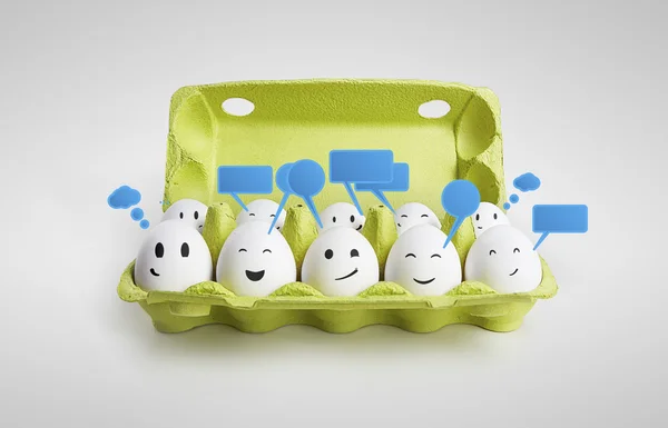 Groupe d'œufs souriants heureux avec signe de chat social et bulles d'expression . — Photo