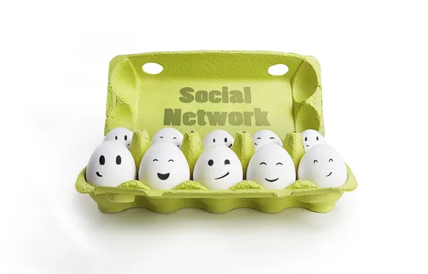 소셜 네트워크를 대표 하는 얼굴을 미소와 함께 행복 한 계란의 그룹. — 스톡 사진